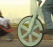 Karton-Fahrrad. Screenshot © Giora Kariv / Vimeo