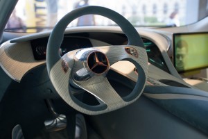 Das Cockpit des Mercedes Benz F125! überzeugt durch geschwungene Linienführung und futuristisches Auftreten.