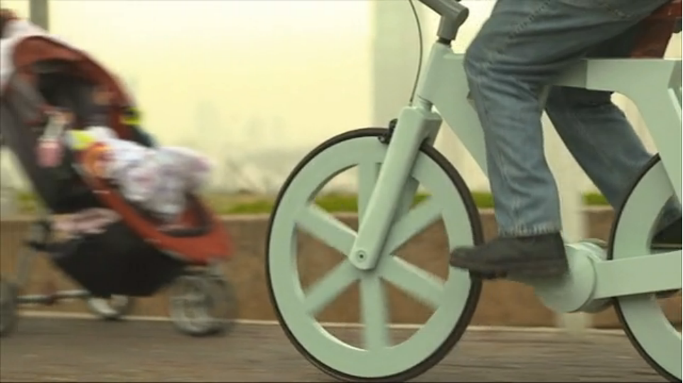 Karton-Fahrrad. Screenshot © Giora Kariv / Vimeo