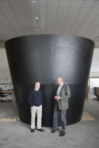 Fritz Mondl (links), Richard Mayerhofer (rechts) vor dem Diffusor der Strom-Boje 3 © Martin Skopal