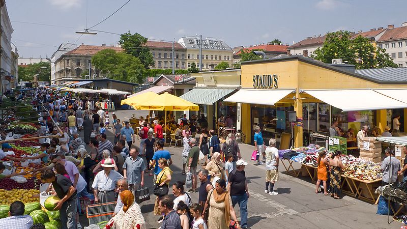 Brunnenmarkt. Wiens letzter reiner Straßenmarkt, der Brunnenmarkt im 16., galt letzthin als hipper Bobo-Markt. Das Flair: ein wienerisch-orientalischer Mix.