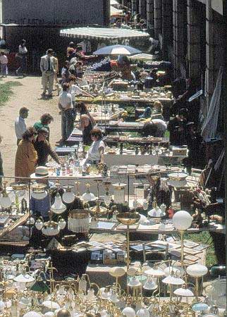 Markt am Donaukanal. Flanieren und gustieren in der schattigen Promenade am Donaukanal. Sonntags gibt es hier Kunsthandwerk, Bücher und Antiquitäten.