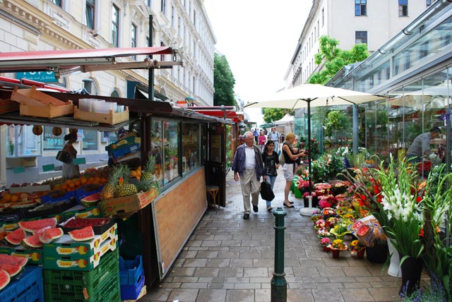 Kutschkermarkt. Der Kutschkermarkt ist ein Wochenmarkt im 18. in der Kutschkergasse. Der Straßenmarkt hat sich auf saisonale Produkte spezialisiert. Zweimal im Jahr gibt es dort den "Genusspfad" - sehr empfehlenswert.