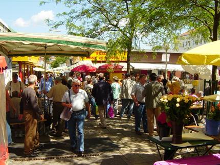 Meidlinger Markt. Der Meidlinger Markt sorgt für ein intenationales, fast orientalisches Lebensgefühl - und ist bekannt für frische Waren von Bauern aus der Umgebung.