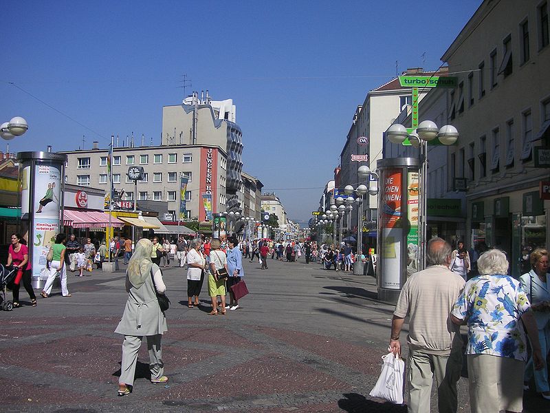 Viktor Adler Markt. Einer der größten: der Viktor Adler Markt in Wien X. Dieser Markt ist ein wichtiges Zentrum Favoritens. Er führt ein reiches Sortiment und bietet südlich des eigentlichen Marktplatzes noch einen zusätzlichen Bauernmarkt in der Leibnitzgasse.