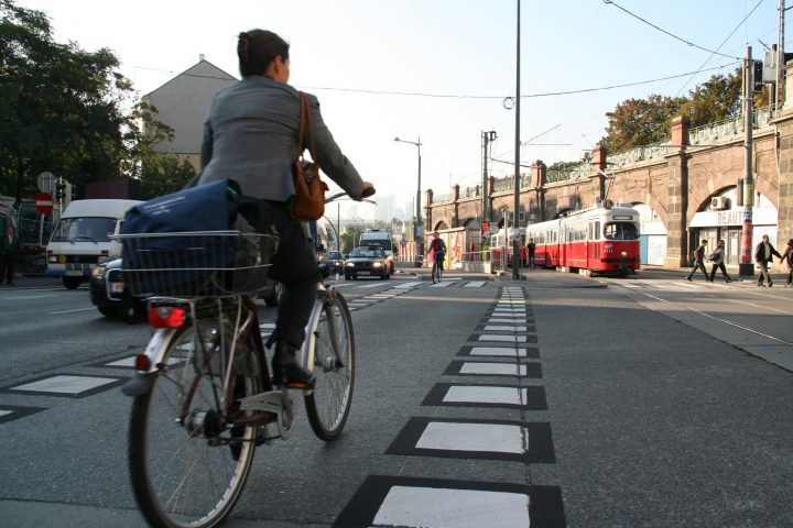 Schnell, sauber und sicher an den gestauten Autos vorüberziehen: Am Gürtelradweg heißt es aufpassen auf Fußgänger. Copyright: Bezirksvorstehung 6