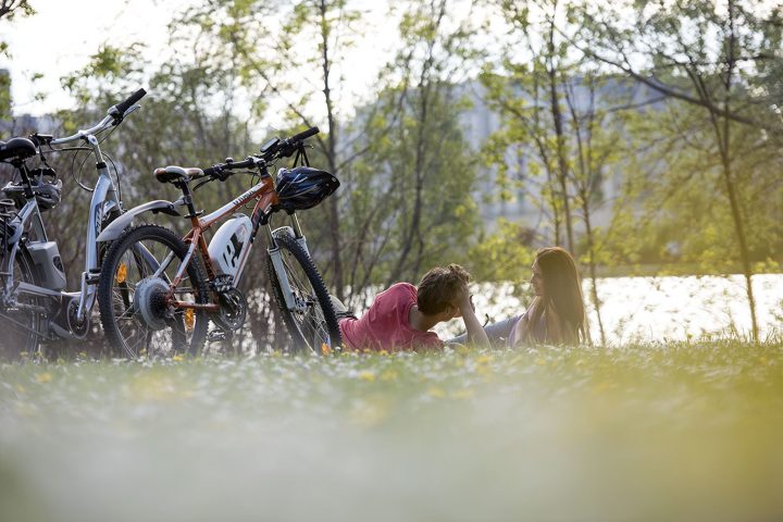 Quer durch die ganze Stadt, und das ohne Autos: Die Donauinsel ist ein künstlich gestaltetes Freizeitparadies in Wien - und Wiens schönste Radfahrstrecke. Copyright: WIENER WILDNIS