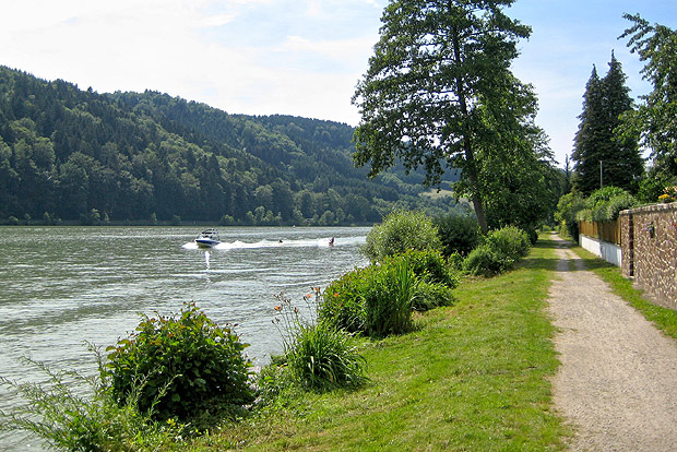 Der historische Treppelpfad als Donauradweg ist beliebt. Die Strecke hat ausgzeichneten Ruf bei Radfahrern aus aller Welt.