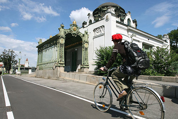 Der Wiental-Radweg führt malerisch entlang des Wienflusses von Auhof bis zur Kennedybrücke - und zu wunderschönen Sehenswürdigkeiten.