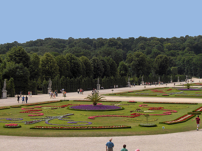 Weltberühmt aus gutem Grund: der Schönbrunner Schlosspark zwischen dem Schloss und der Gloriette bietet Kulturgärten, Hecken und Waldgelände. Bild: Georges Jansoone