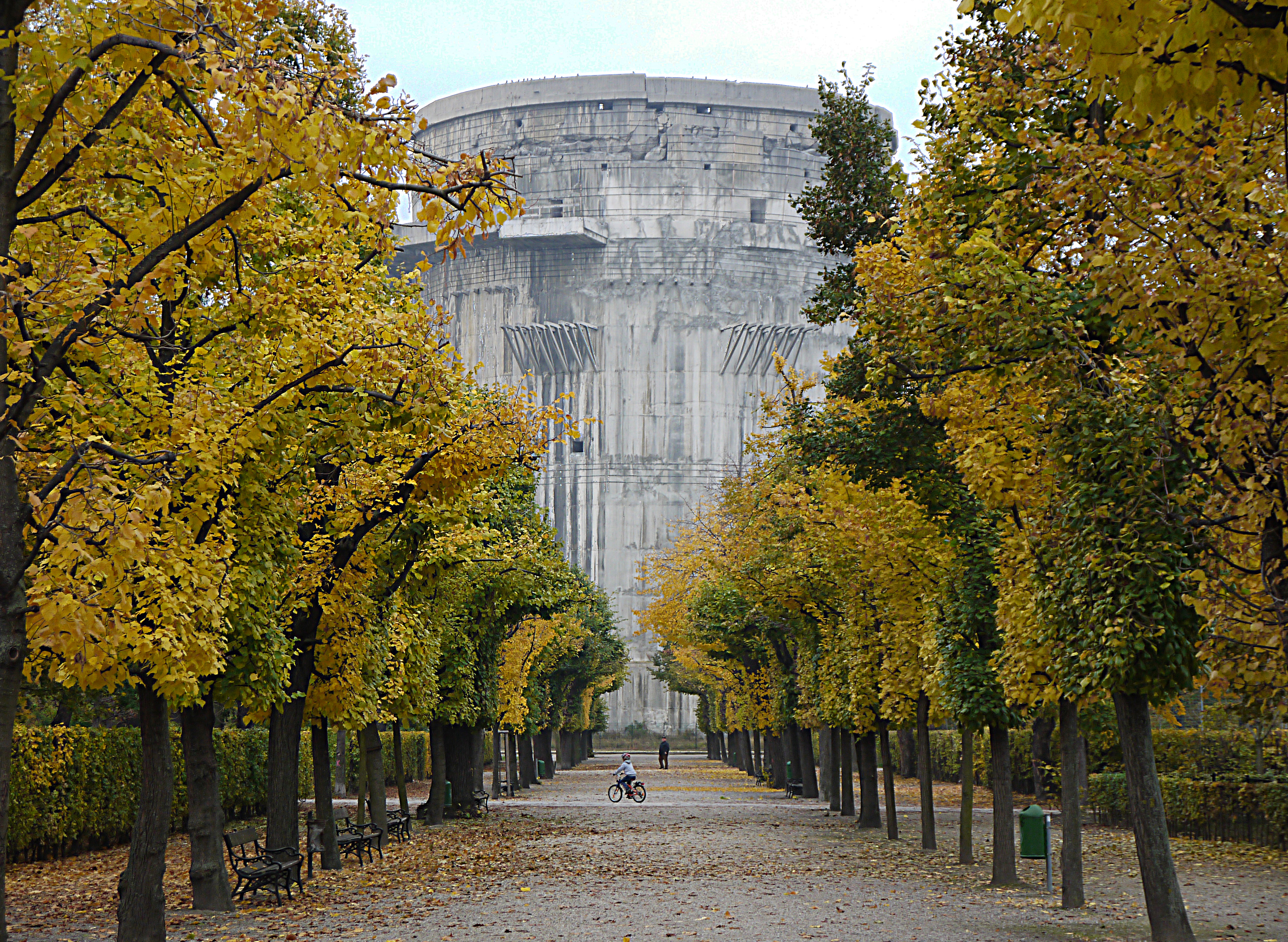 Am Augarten kommt keiner vorbei: die historische Fassade des Flakturms dominiert einen großzügigen Flecken Natur in Leopoldstadt. Bild: Thomas Ledl