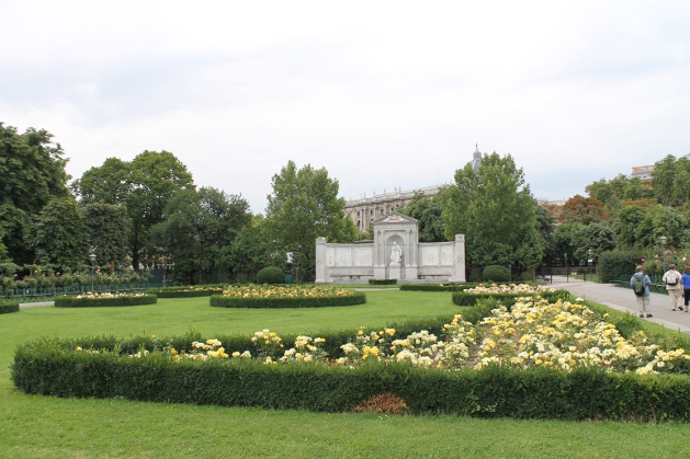 Mitten in der Stadt lockt der Volksgarten und lädt zu einer kurzen Rast am Rande des hektischen Rings. bild: I. Sacek sen.