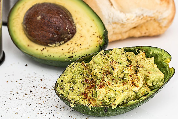 Avocados: Können halbiert und entkernt eingefroren werden oder zerstampft mit etwas Zitrone vermischt