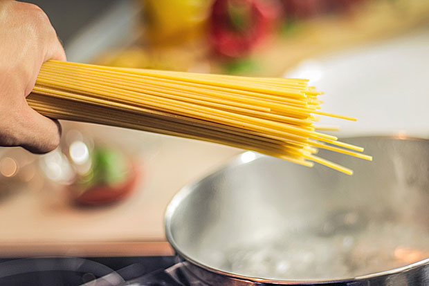 Gekochte Pasta und gekochter Reis: Im luftdichten Behälter einfrieren, dann auftauen und mit etwas Wasser aufwärmen.