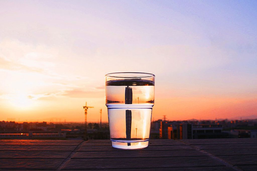 2. Ein Glas Wasser trinken. Das regt den Kreislauf und die Verdauung an.