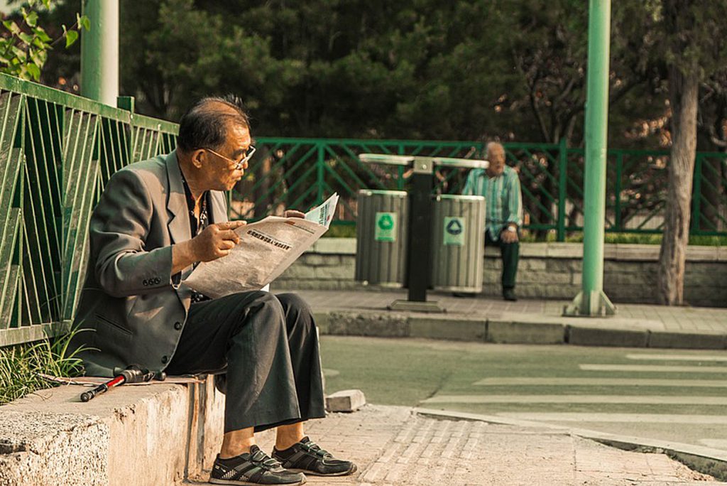 5. Ein paar Minuten Zeit nehmen. Am besten startet man den Tag mit einem kleinen Ritual. Sei es, die Zeitung zu lesen oder in Ruhe einen Kaffee zu trinken. Oder auch beides.