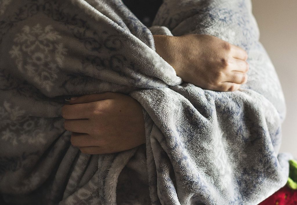 4. Kuscheln. Körperkontakt schafft Wohlbefinden. Gerade die kalte Jahreszeit eignet sich wunderbar für gemeinsame Abende auf der Couch.