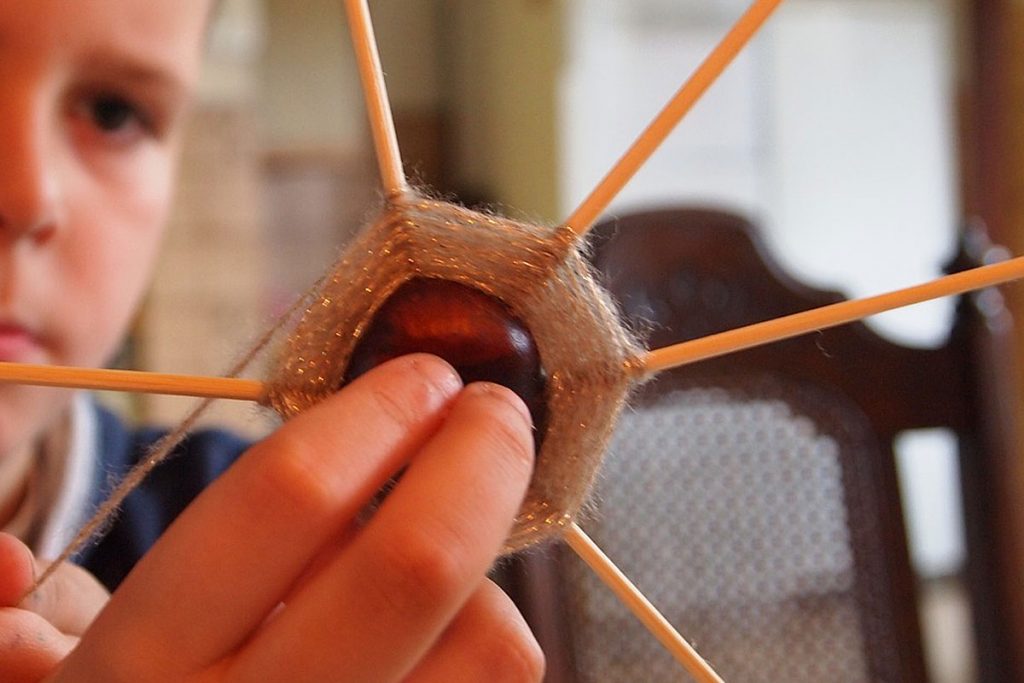 Für die größeren Kindern sind Kastanien wunderbar auch zum Spielen geeignet.