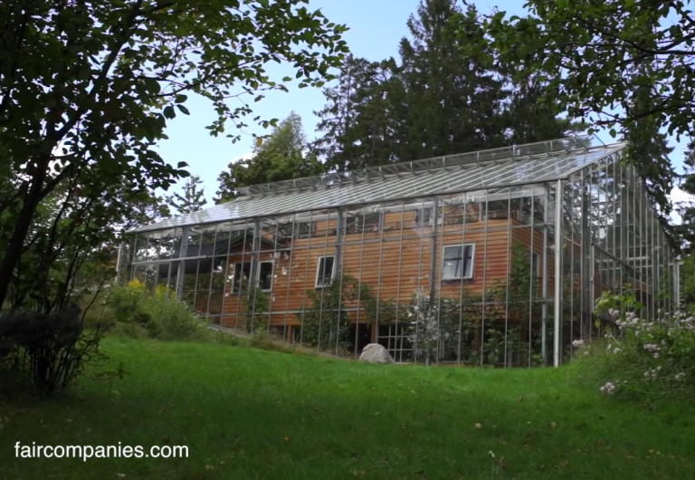 Ein Haus im Gewächshaus