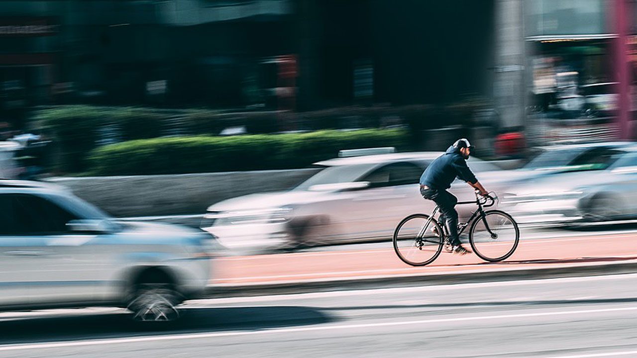 4. Sei dir bewusst, dass du als Radfahrer oder Radfahrerin auf jeden Fall dem größeren Verletzungsrisiko ausgesetzt bist. Fotocredit: pixabay/Pexels