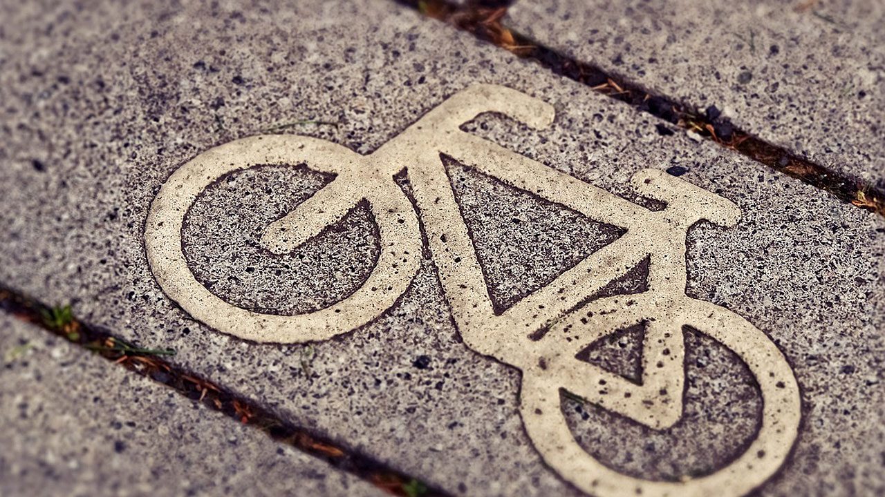 5. Halte mindestens einen Meter Seitenabstand, wenn du als Autofahrer oder Autofahrerin einen Radfahrer oder eine Radfahrerin überholst. Fotocredit: pixabay/MichaelGaida