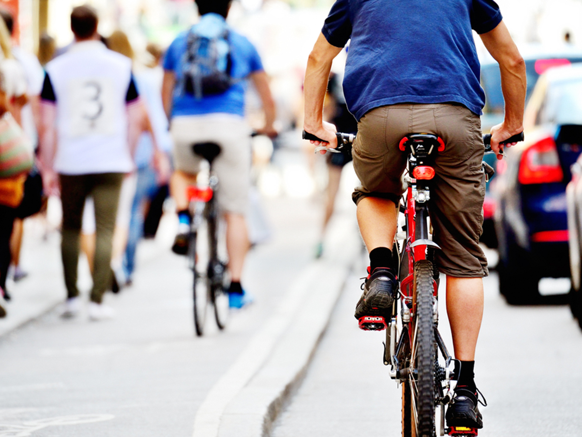 Radfahrer in der Stadt- Fotocredit: Shutterstock.com/connel Radfahrer in der Stadt- Fotocredit: Shutterstock.com/connel