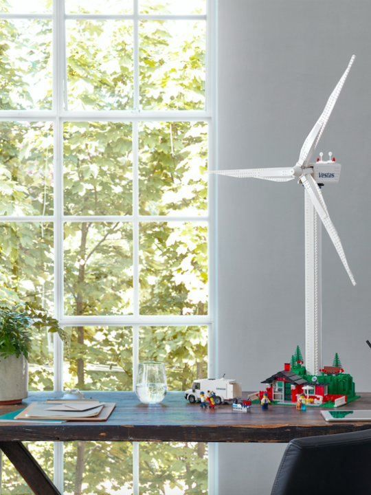 Die LEGO® Creator Expert Vestas Windkraftanlage (10268) macht einiges her – Foto: © LEGO