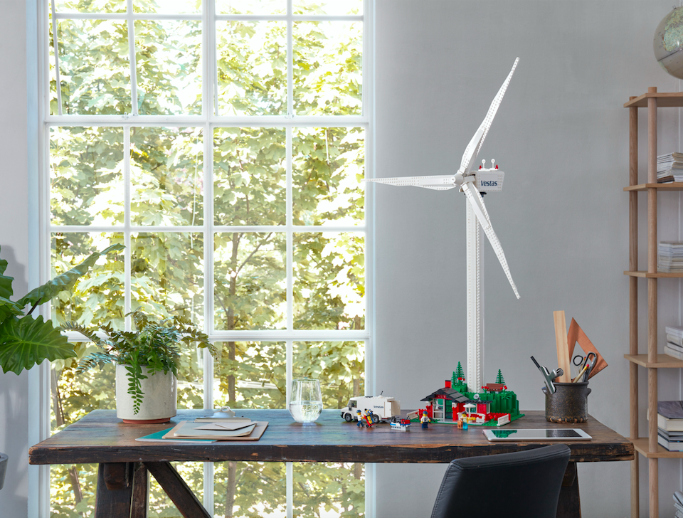 Die LEGO® Creator Expert Vestas Windkraftanlage (10268) macht einiges her – Foto: © LEGO