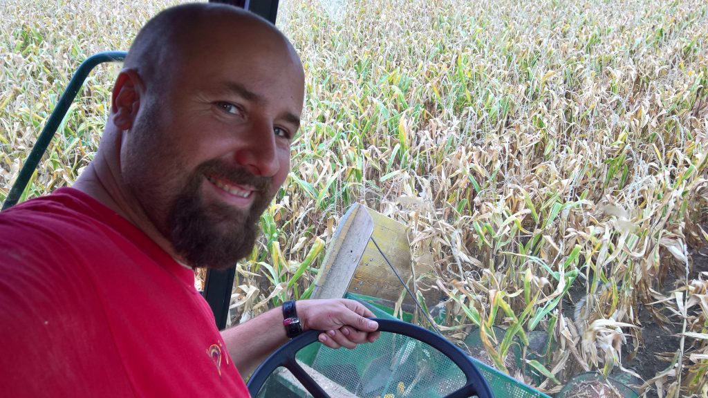 Landwirt Stefan Döller im Mähdrescher bei der Ernte von Mais als Schweinefutter – Foto: © Privat