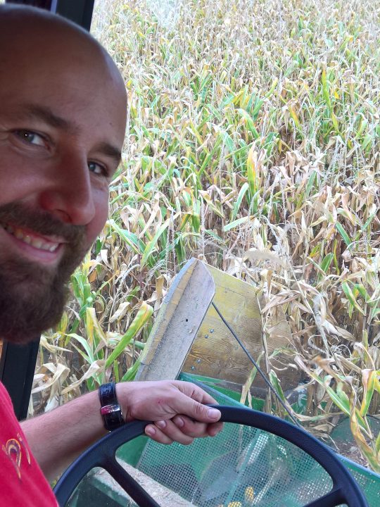 Landwirt Stefan Döller im Mähdrescher bei der Ernte von Mais als Schweinefutter – Foto: © Privat