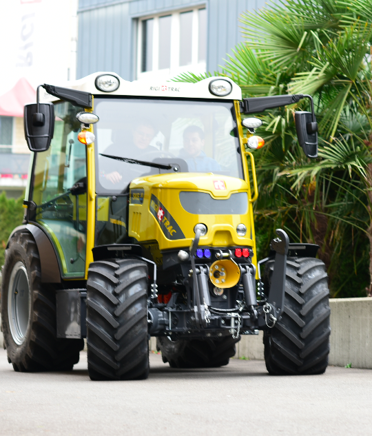 Der rein elektrische Traktor stammt aus der Schweiz / Foto: © Sepp Knüsel AG 