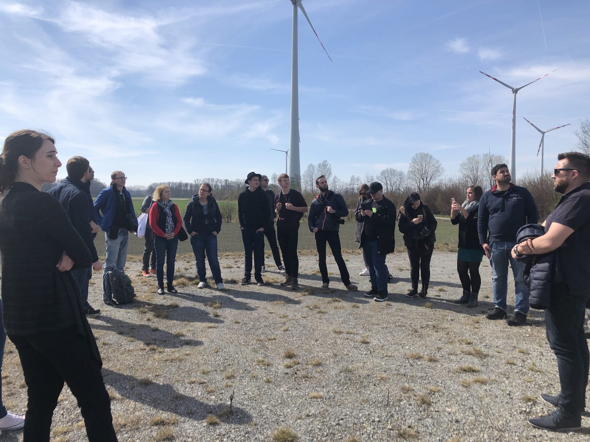 Die Instawalk Teilnehmer hören aufmerksam zu. Fotocredit: Energieleben Redaktion