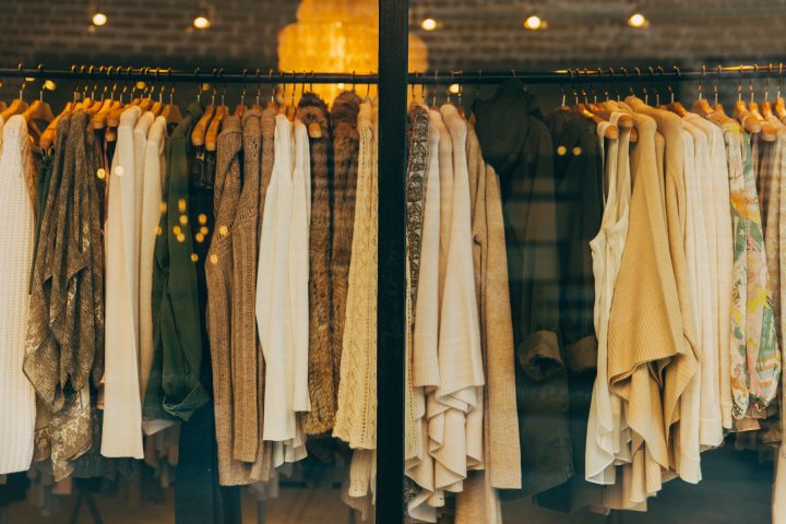 In Wien gibt es mittlerweile viele tolle Geschäfte, in denen es FairFashion zu kaufen gibt. -Photocredit: Hannah Morgan/Unsplash
