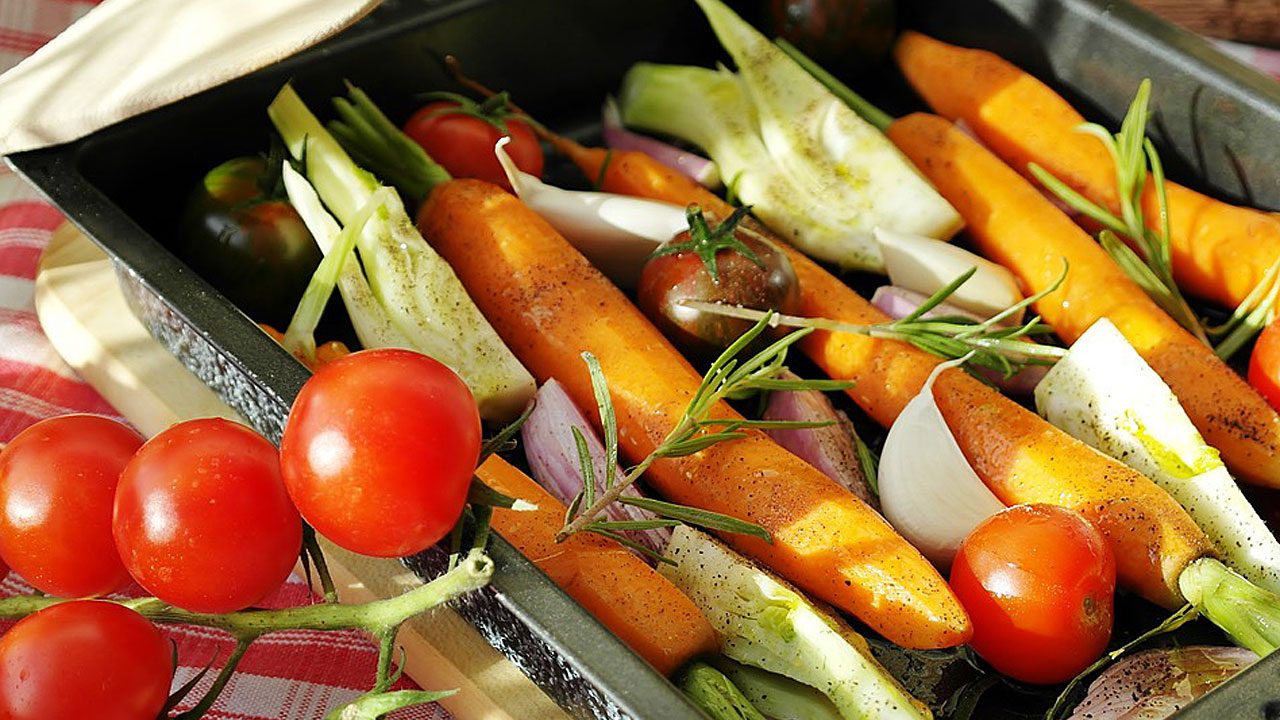 6. Mit einer Grillpfanne sparst du Alu-Müll und garst Gemüse perfekt. - Fotocredit: Pixabay/RitaE