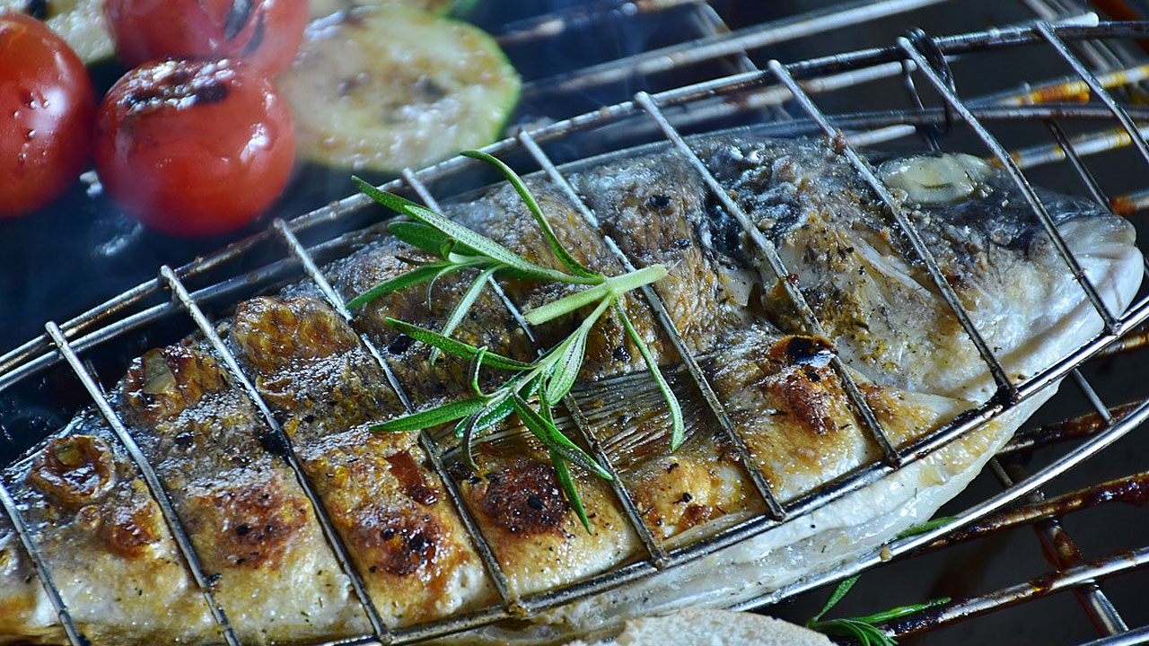 1. Fisch-Bräter. Mit diesem Gadget wird der Fisch perfekt. - Fotocredit: Pixabay/RitaE