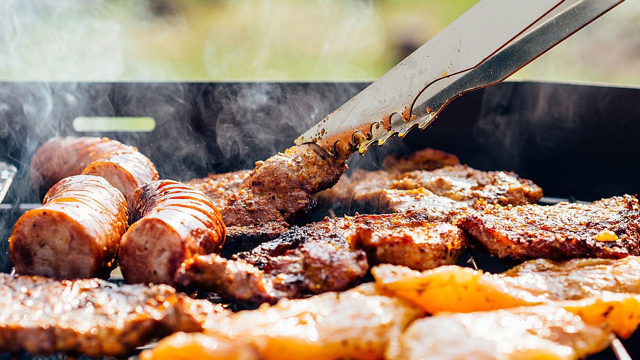3. Eine Grillzange aus Edelstahl lässt sich gut reinigen und wiederverwenden. - Fotocredit: Pixabay/Republica