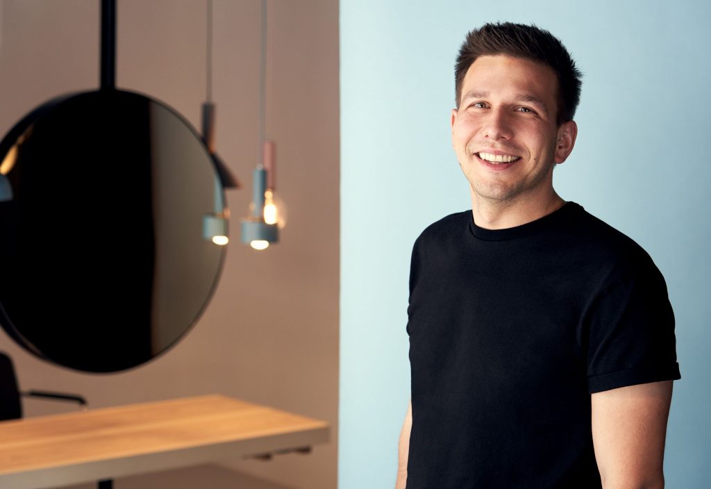 Dominik Haubenberger ist der Profi, wenn es um Nachhaltigkeit im Friseursalon geht / Foto: © Markku Savolainen