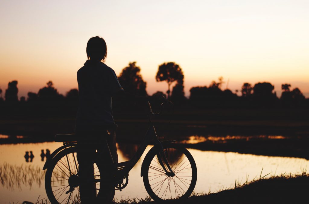 Laue Sommerabende am Wasser - und mit dem Rad wieder nach Hause / Fotocredit: Paul Hansa via Unsplash