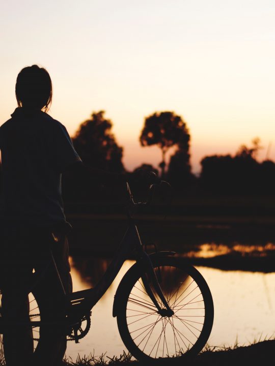 Laue Sommerabende am Wasser - und mit dem Rad wieder nach Hause / Fotocredit: Paul Hansa via Unsplash