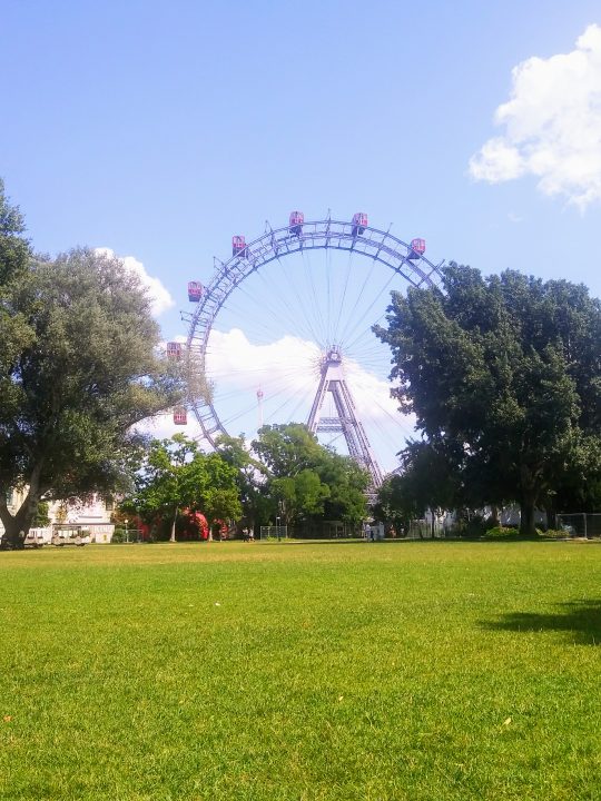 Empfangen von einem der bekanntesten Wahrzeichen Wiens im Prater