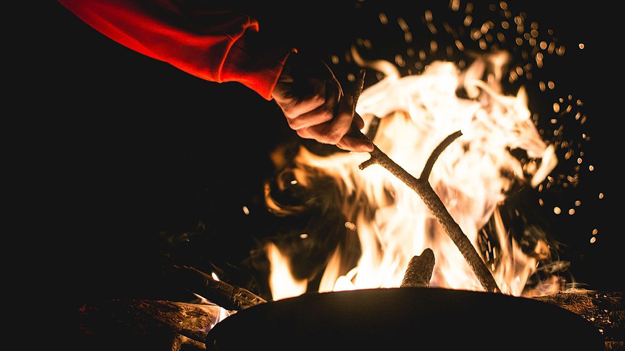 2. Lagerfeuer sind am schönsten in der Gruppe. - Fotocredit: Pixabay/Free-Photos