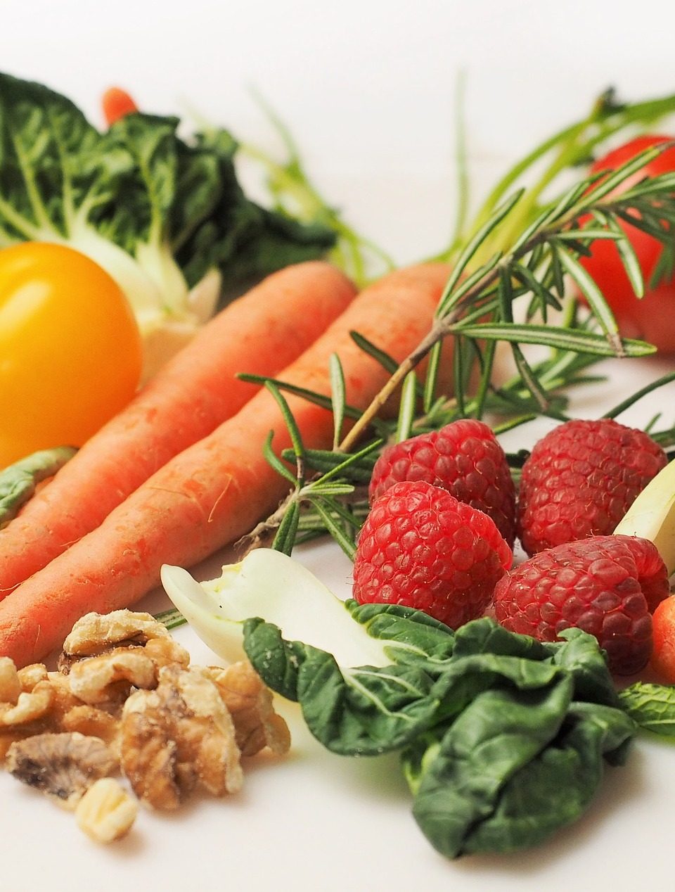 Mehrere Portionen Obst und Gemüse gehören zu einer ausgewogenen Ernährung dazu – Foto: © Deborah Breen Whiting / pixabay.com