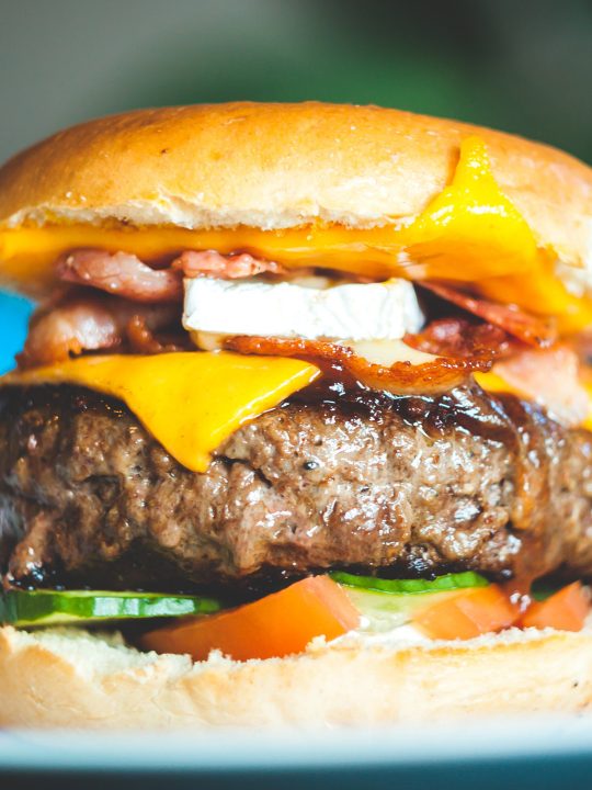 Burger, Fotocredit: Erik Odiin auf Unsplash