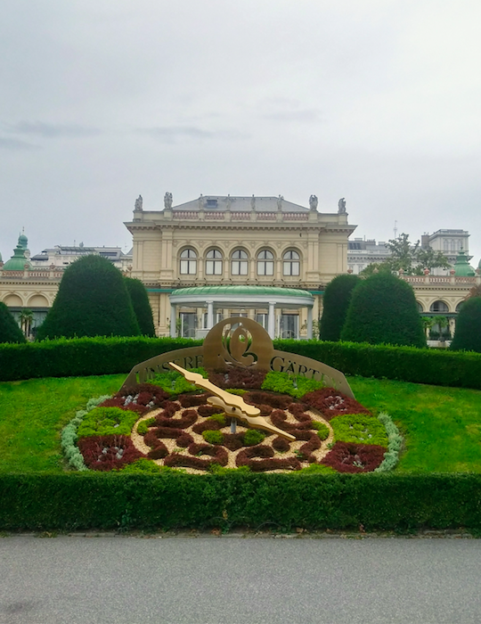 Die liebevoll gestalteten Gartenanlagen ziehen sich durch den Park. Im Hintergrund der am 8. Mai 1867 eröffnete Kursalon im italienischen Renaissance-Stil.