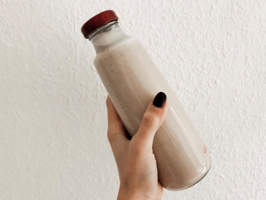 Das Verhältnis von Wasser zu Haferflocken bestimmt, wie cremig deine pflanzliche Milch wird. -Fotocredits: Lisa Radda