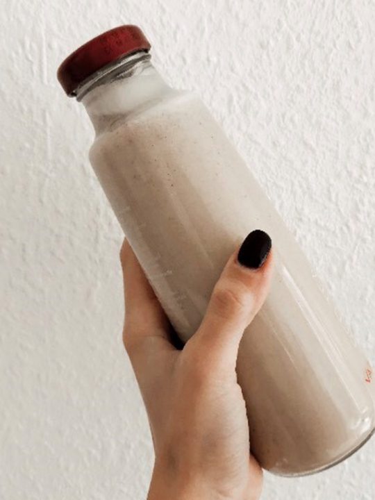 Das Verhältnis von Wasser zu Haferflocken bestimmt, wie cremig deine pflanzliche Milch wird. -Fotocredits: Lisa Radda