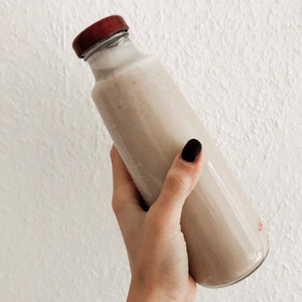 Das Verhältnis von Wasser zu Haferflocken bestimmt, wie cremig deine pflanzliche Milch wird. -Fotocredits: Lisa Radda