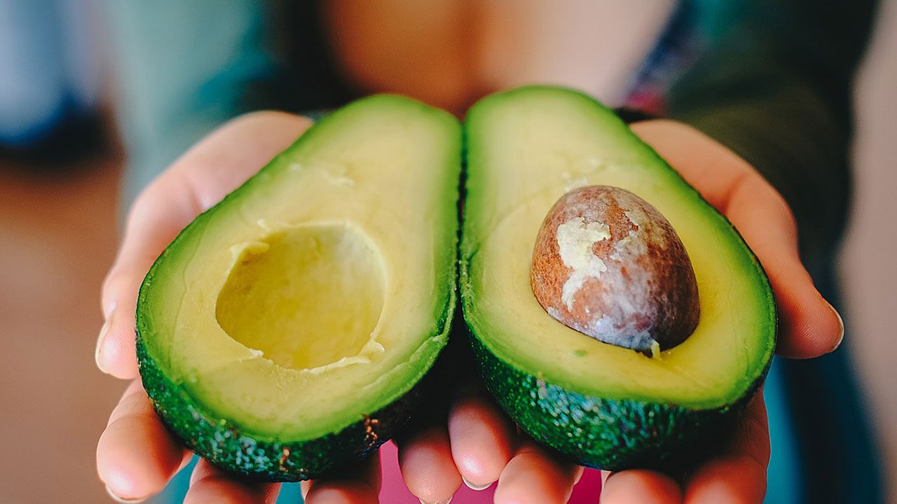 3. Mit einer Avocado-Gesichtsmaske bekommt deine Haut Feuchtigkeit. Fotocredit: Pixabay/coyot