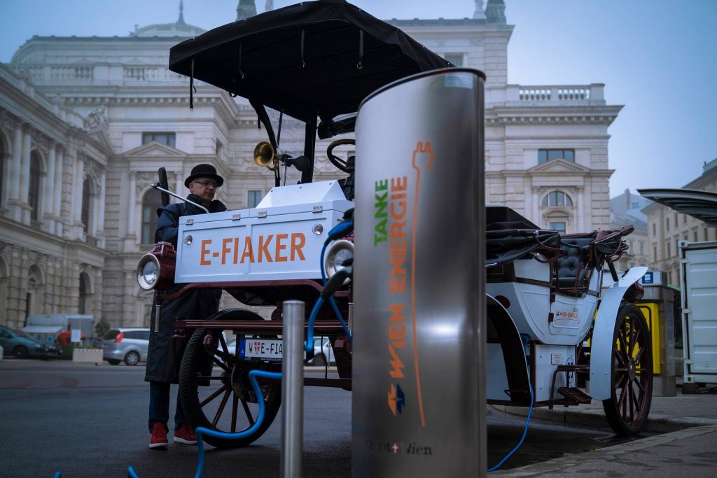 Der E-Fiaker kann ganz einfach, wie andere E-Fahrzeuge über die Ladestelle aufgeladen werden. Fotocredit: Wien Energie/Horak