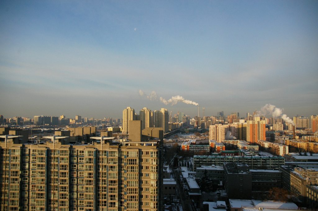 Klarer Himmel über Peking – Grüne Mauer gegen Sandstürme in der chinesischen Hauptstadt. – © PublicDomainPictures / Pixabay